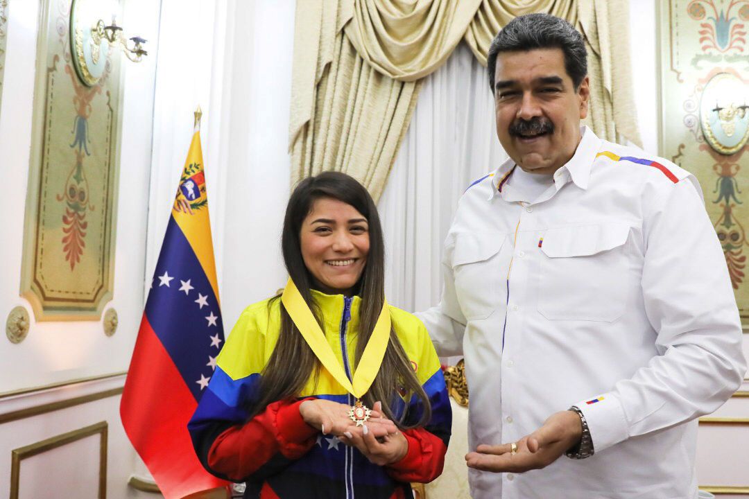 NicolasMaduro's tweet photo. Recibí en el Palacio del Pueblo a Lilibeth Chacón, nuestra Campeona de la Vuelta a Colombia Femenina 2021, a quien otorgué la Orden “Francisco de Miranda”. Un merecido reconocimiento a su desempeño y esfuerzo deportivo. ¡Tremenda Hazaña! ¡Lilibeth, sabes que cuentas conmigo! https://t.co/fIZqAxF2aH