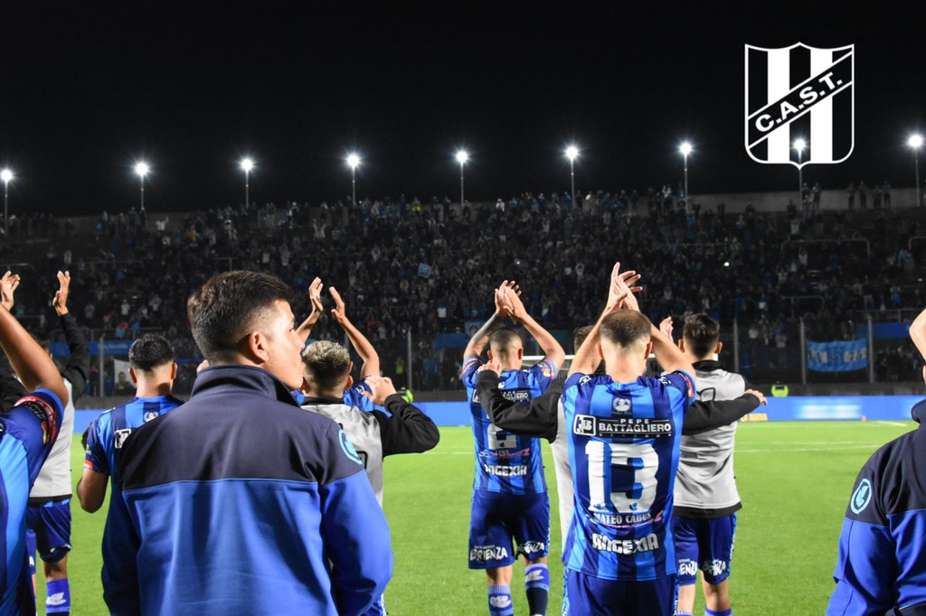PrensaSanTelmo's tweet photo. ARGENTINOS 2 SAN TELMO 1
Con el pecho inflado. Así se
Retiró el equipo Candombero del estadio, Aplaudido por su público que reventó las tribunas. https://t.co/XNpZOyLujb