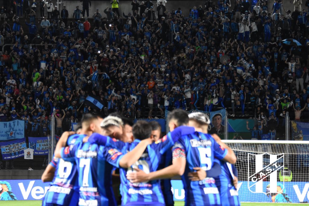 PrensaSanTelmo's tweet photo. ARGENTINOS 2 SAN TELMO 1
Con el pecho inflado. Así se
Retiró el equipo Candombero del estadio, Aplaudido por su público que reventó las tribunas. https://t.co/XNpZOyLujb