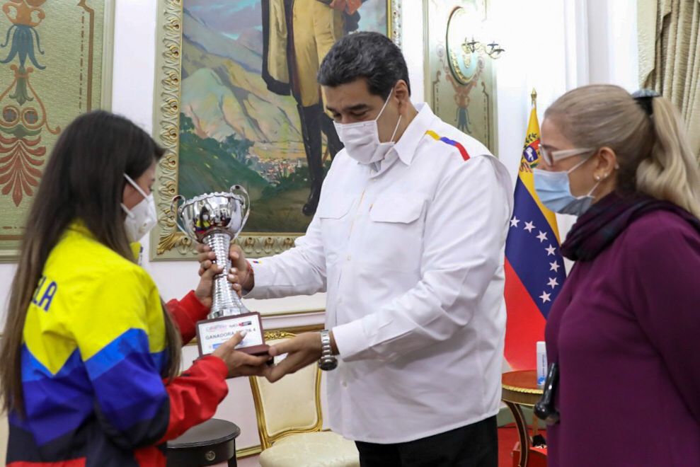 NicolasMaduro's tweet photo. Nuestro agradecimiento a Lilibeth por haber compartido con nosotros y con toda Venezuela este trofeo que sin duda alguna, es símbolo de la grandeza, el coraje y empeño decidido del pueblo venezolano a triunfar frente a las adversidades. ¡Felicitaciones! https://t.co/JxdC7N14m5