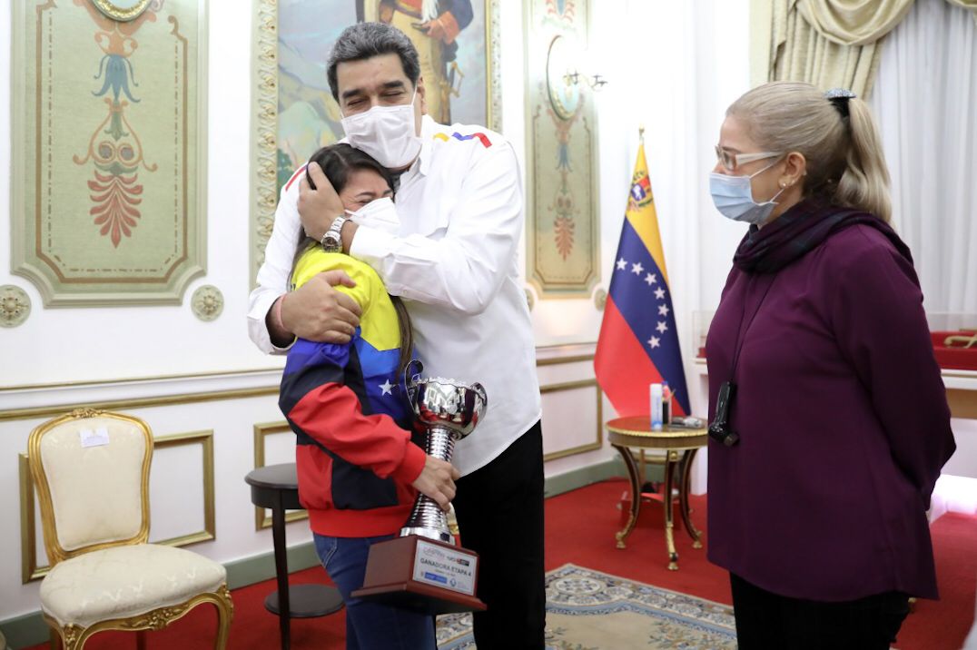 NicolasMaduro's tweet photo. Nuestro agradecimiento a Lilibeth por haber compartido con nosotros y con toda Venezuela este trofeo que sin duda alguna, es símbolo de la grandeza, el coraje y empeño decidido del pueblo venezolano a triunfar frente a las adversidades. ¡Felicitaciones! https://t.co/JxdC7N14m5