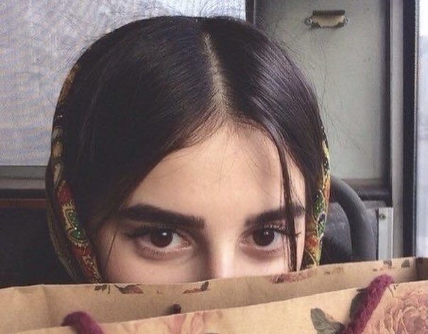 "إن الحروبَ في عيناكِ مَسْلَمةٌ 
و القتل شِعرٌ و الرموش جنودُ"