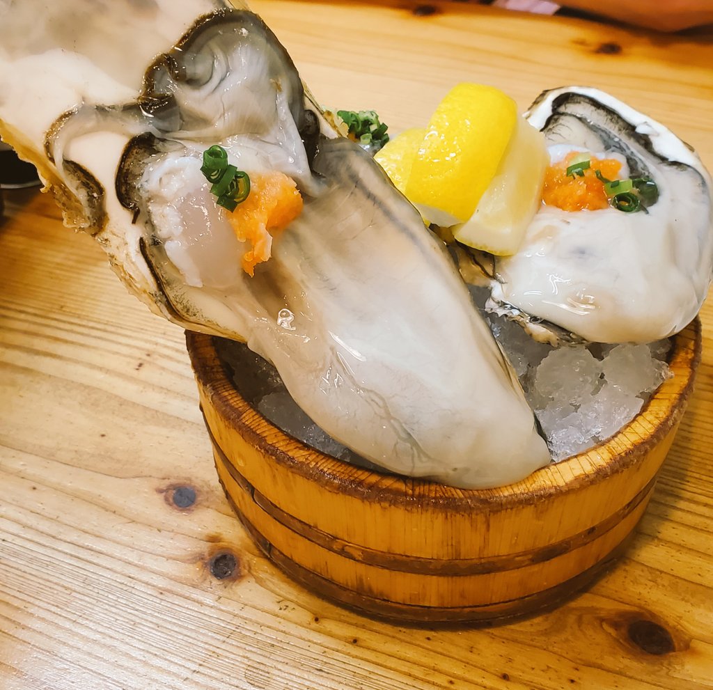 mafuyu_Xeno's tweet photo. 昨日めちゃくちゃ素敵な先輩にお酒と魚介をご馳走して頂いた。🤤 まじでボリューミーやし美味しすぎた。🤯
生牡蠣\最 & 高/
#ホスト
#キャバクラ
#ガールズバー
#BAR
#新宿
#歌舞伎町
#starbeach
#タカマル鮮魚店
#生牡蠣
#日本酒
#飲兵衛 https://t.co/IKZdpGrzZi