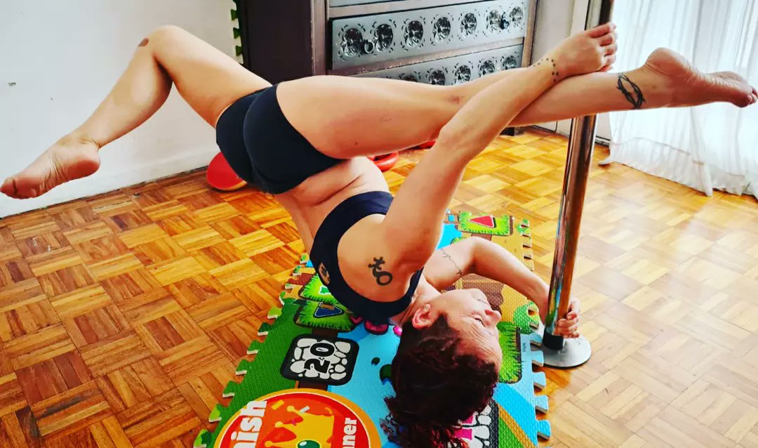 brenditanin's tweet photo. Cuidate #LindaBlair... que después de esta #PoleShape la #ReganMcNeil del próximo #Exorcista tiene dueñx! 🙃☠🧟♀️ Al cabo que no necesitaba que me llegue la sangre a la cabeza dije! 👀 Peeee: "Mirame y sonreí"? 😨👻🤣 #NoRespiro #PoleDance #PoleLove #PoleShape #FloorWork 💪😉❤🔥 https://t.co/c0l9gesk1L