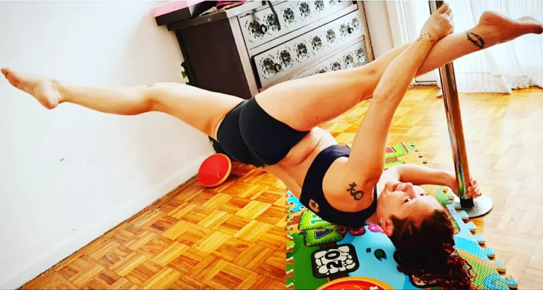 brenditanin's tweet photo. Cuidate #LindaBlair... que después de esta #PoleShape la #ReganMcNeil del próximo #Exorcista tiene dueñx! 🙃☠🧟♀️ Al cabo que no necesitaba que me llegue la sangre a la cabeza dije! 👀 Peeee: "Mirame y sonreí"? 😨👻🤣 #NoRespiro #PoleDance #PoleLove #PoleShape #FloorWork 💪😉❤🔥 https://t.co/c0l9gesk1L
