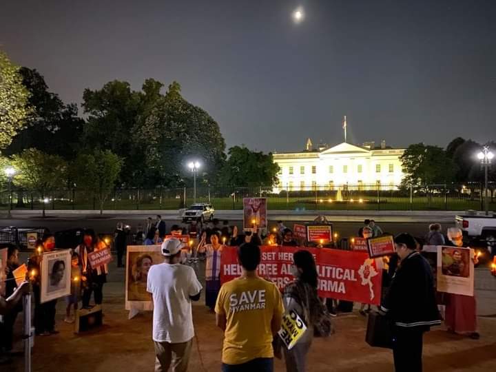 pzl_jourlm's tweet photo. In front of @WhiteHouse , #WashingtonDC , Burmese activists in #USA staged a 2nd prayer service for the immediate release of political detainees after the military coup regularly from Oct 11 to 16.

#AcceptNUG_RejectMilitary 
#WhatsHappeningInMyanmar 
#Oct14Coup https://t.co/CbxwSeLulC