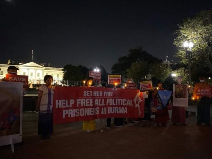 pzl_jourlm's tweet photo. In front of @WhiteHouse , #WashingtonDC , Burmese activists in #USA staged a 2nd prayer service for the immediate release of political detainees after the military coup regularly from Oct 11 to 16.

#AcceptNUG_RejectMilitary 
#WhatsHappeningInMyanmar 
#Oct14Coup https://t.co/CbxwSeLulC