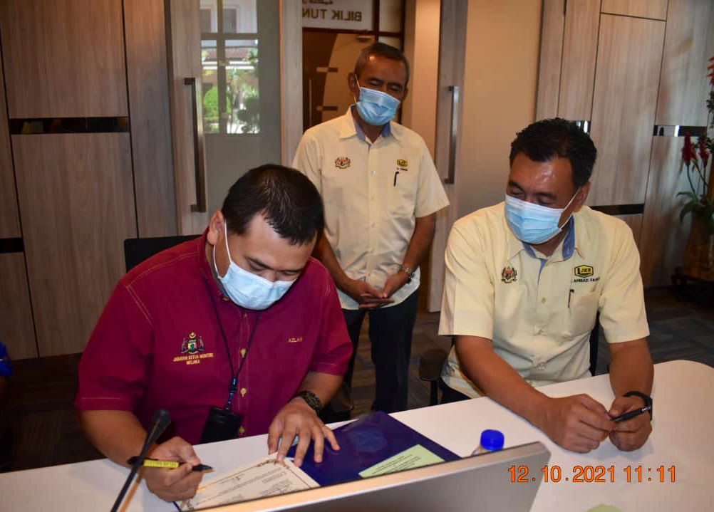 JKRMelaka's tweet photo. Pengarah menyaksikan Sesi menandatangani dan Serahan Dokumen Penyerahan Kerja antara JKR Melaka dan Ketua Pen. Setiausaha Kerajaan, Jabatan Ketua Menteri Melaka di Majlis Penyerahan Projek Kerja-Kerja Penggantian Chiller dan Cooling Tower bg Sistem Penyaman Udara Blok Bentara. https://t.co/wGCgVZiHN4