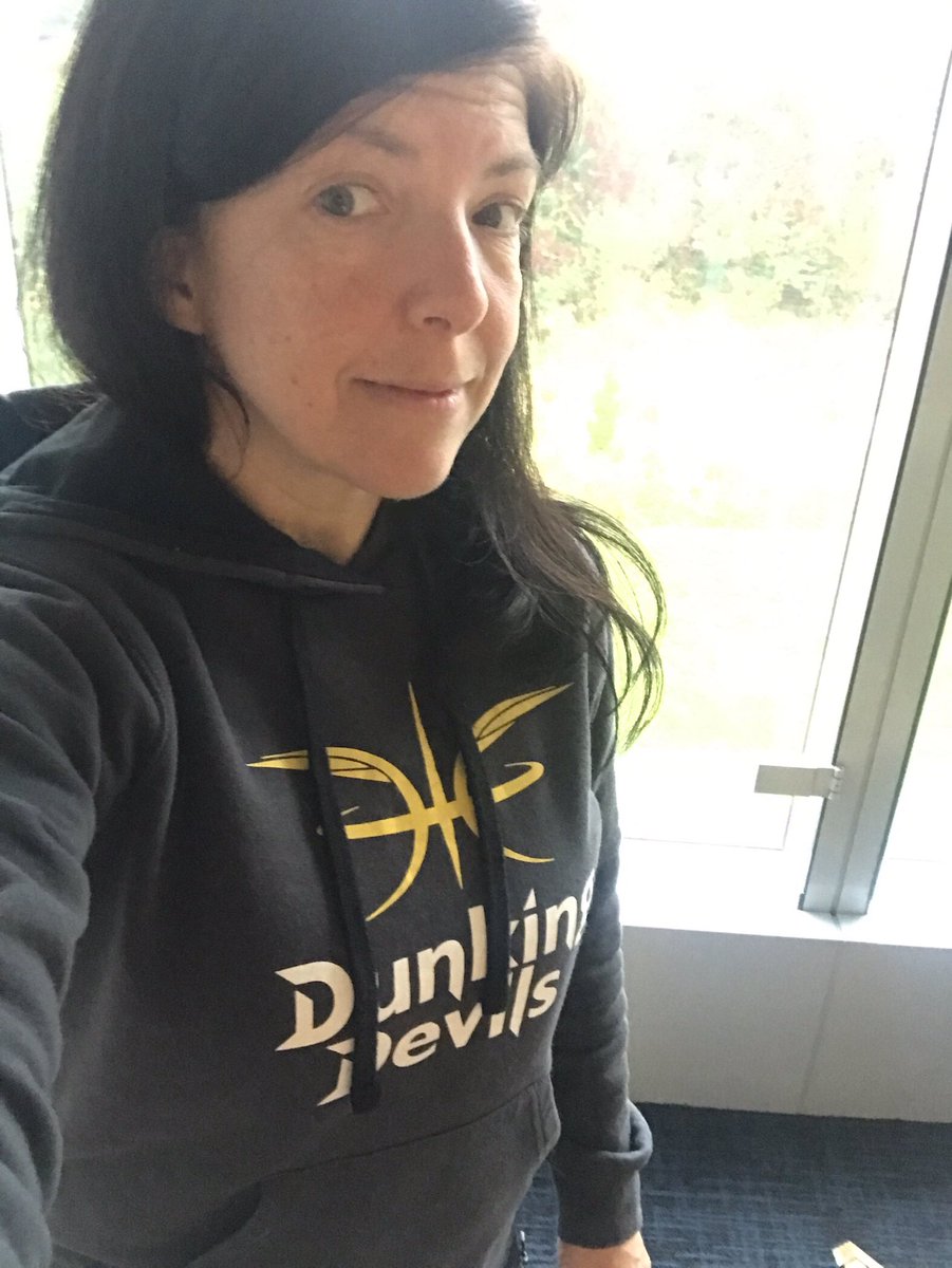 drfilomena's tweet photo. Današnji stajling v pisarni. #DunkingDevils hoodie in #ldgd majčka :) https://t.co/lWXGCXGdHI