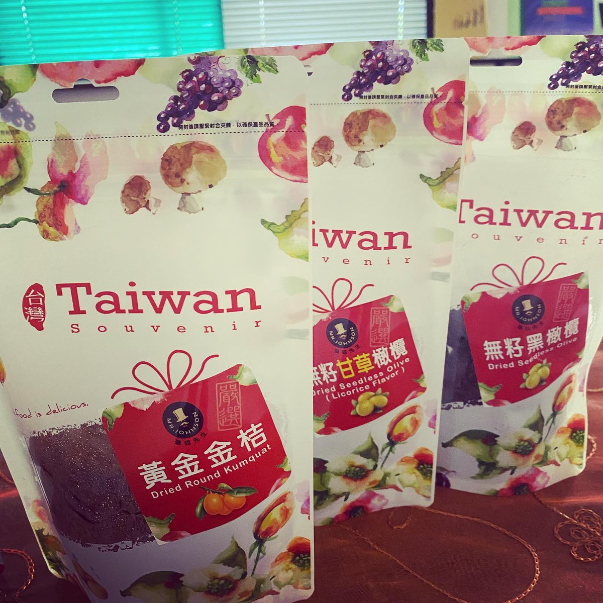 haniashen's tweet photo. Tajwańskie #smakołyki…suszone oliwki, suszony kumkwat, orzeszki w tym moje ulubione z wasabi….coś dla łasuchów. #mniammniam #pychotka #madeintaiwan #taiwan https://t.co/S0pGApTbUt