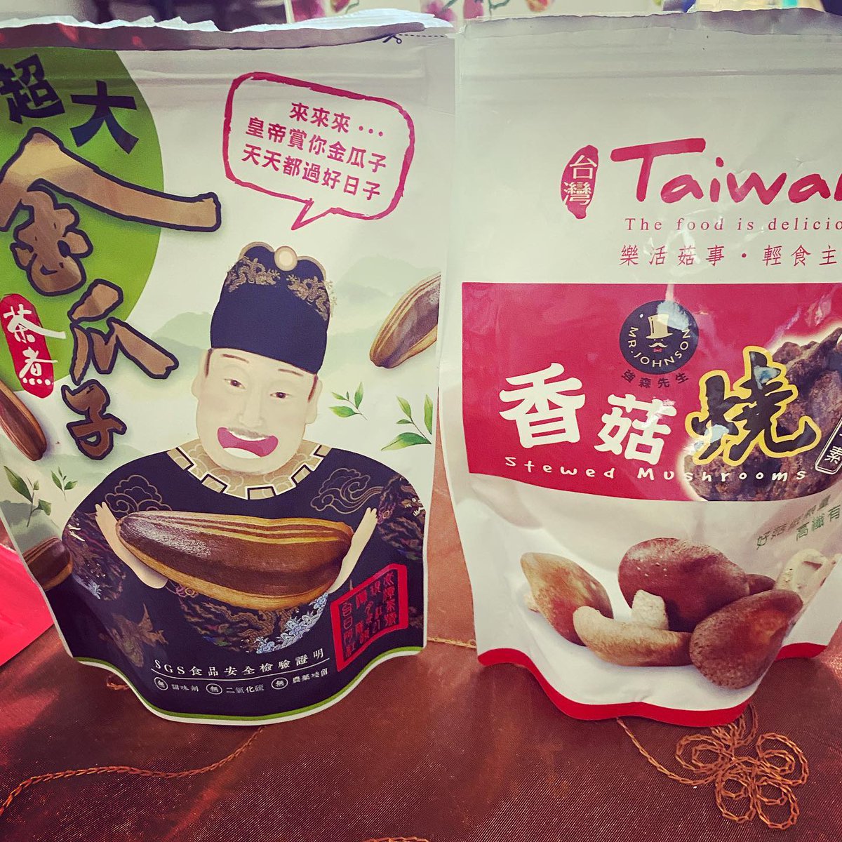 haniashen's tweet photo. Tajwańskie #smakołyki…suszone oliwki, suszony kumkwat, orzeszki w tym moje ulubione z wasabi….coś dla łasuchów. #mniammniam #pychotka #madeintaiwan #taiwan https://t.co/S0pGApTbUt