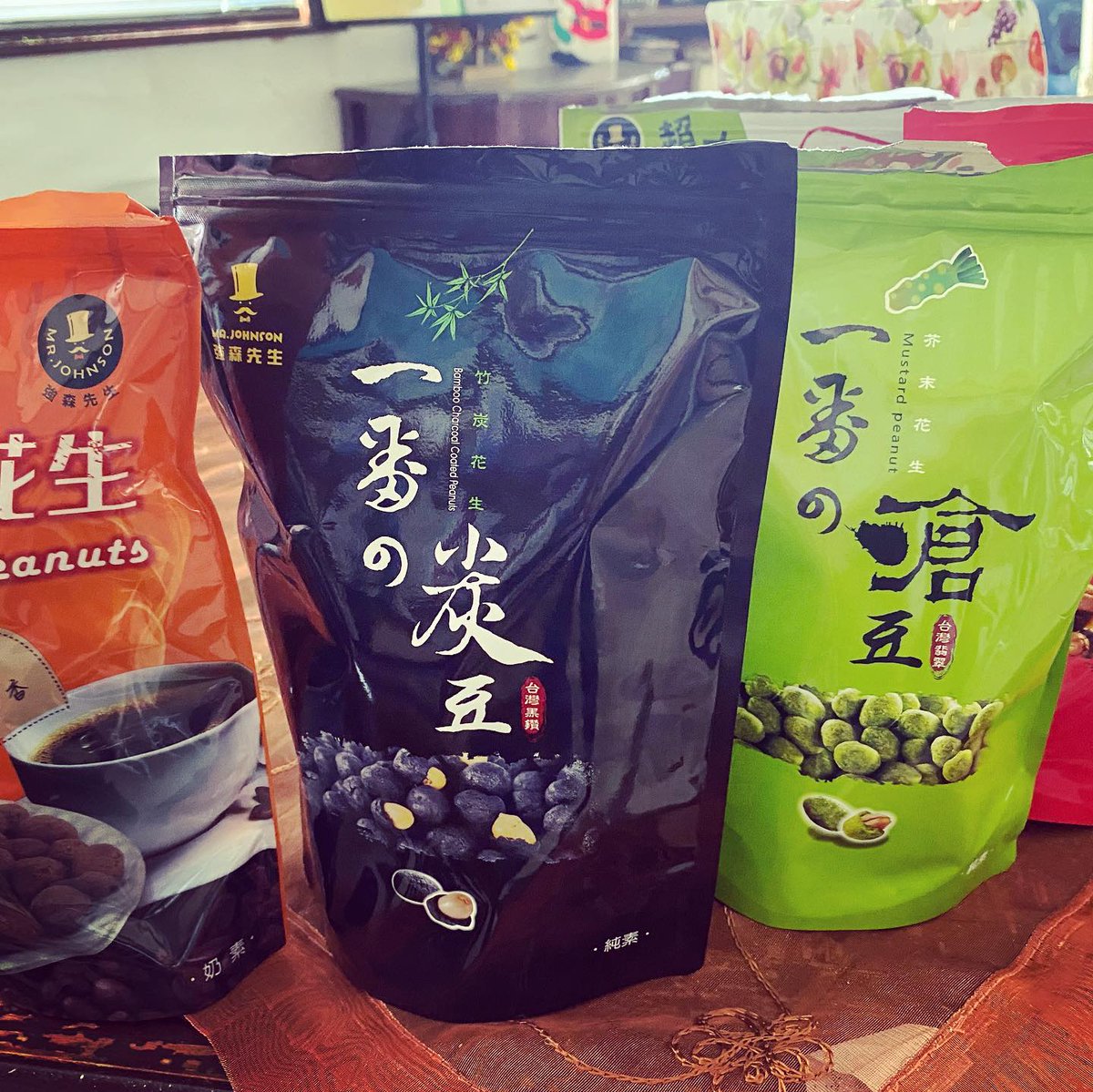 haniashen's tweet photo. Tajwańskie #smakołyki…suszone oliwki, suszony kumkwat, orzeszki w tym moje ulubione z wasabi….coś dla łasuchów. #mniammniam #pychotka #madeintaiwan #taiwan https://t.co/S0pGApTbUt
