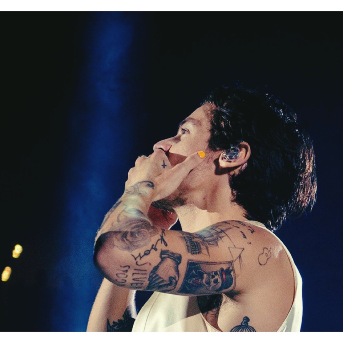 maixharry1's tweet photo. • Mini AU Larry • 

Último concierto del LOT, todo marcha normal hasta que la música se detiene y las pantallas se encienden con un particular mensaje: 

Louis Tomlinson está en el estadio. 

¿Podrán evitar que uno de los mayores rumores de la industria sea revelado al fin? https://t.co/0EME0aRPYJ