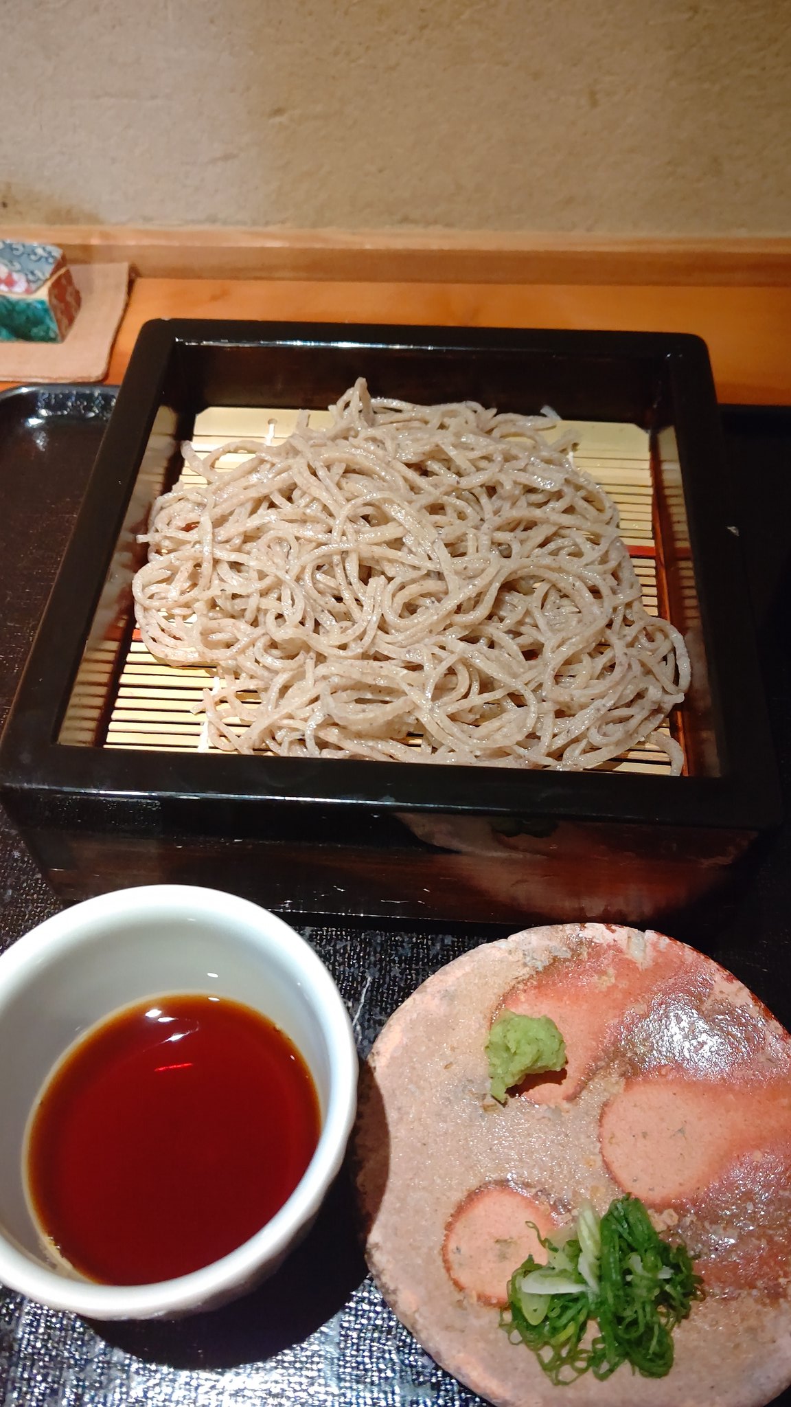 ヨッシー 折原です ミシュランの蕎麦屋 原宿にある玉笑に行ってきました 今回は初めてということで せいろ 1100円 と卵焼き 980円 を注文しました 卵焼きはふわふわで 人生で食べた中で一番うまかった 玉笑 原宿 T Co Lx95cc6lhi