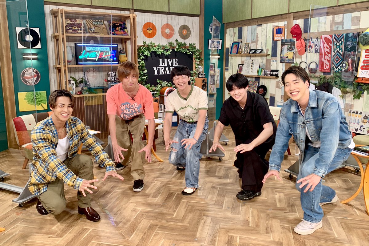 bbb_playlist's tweet photo. /
明日10/15(金)22:00〜🌙
KALMAが #LIVEYEAH!!!に出演🎊
\
前回の #STARTERSMATCH で
1位に輝いた #KALMA(@karma_0527)と
陣さん、RIKUさんとのトークの後編!
このポーズの真相は…!?
ぜひ番組でチェックしてください💣
https://t.co/HjxSDwEAFI https://t.co/fEjcfcilG6