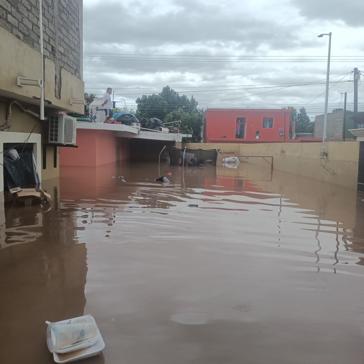 danielgguzman's tweet photo. #Tristeza #GaleríaFotográfica Decenas de familias de #ElPozole, #Rosario perdieron su patrimonio, el que con tanto esfuerzo compraron y que con el desbordamiento del #RioBaluarte quedó bajo el agua https://t.co/j8YSsHO4SJ