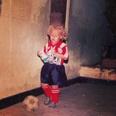 marandres_02's tweet photo. Hoy me transporté a los días cuando era un niño y mi viejo me llevaba de la mano al metro, haciendo miles de sacrificios por una boleta para llevarme a ver al Junior. Gracias papá por esta pasión! Aquí estoy preparando una hincha más. La camisa del 93’ guardada solo para ella🔴⚪️ https://t.co/qXppcvuu5c