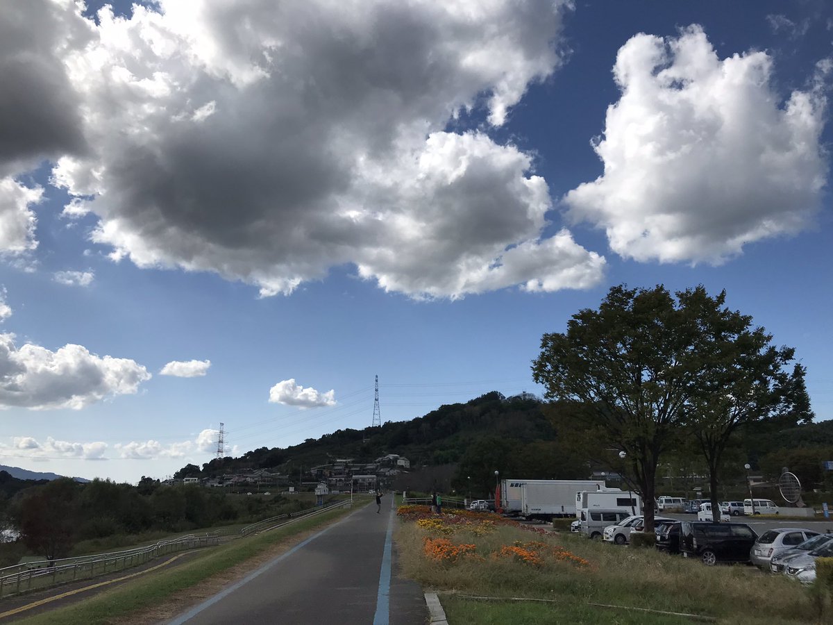 riezou3's tweet photo. 紀ノ川眺めながらの、柿の葉寿司😆
テント張ってキャンプしてる人もいるのね〜⛺️✨風がそよそよ穏やか。鳥と虫の声を聴きながら、ゆっくり時間が流れる感じ♫このまま昼寝したいなぁ〜🤣
さ、帰って出勤しよ。。。 https://t.co/BHaJZpTkmR