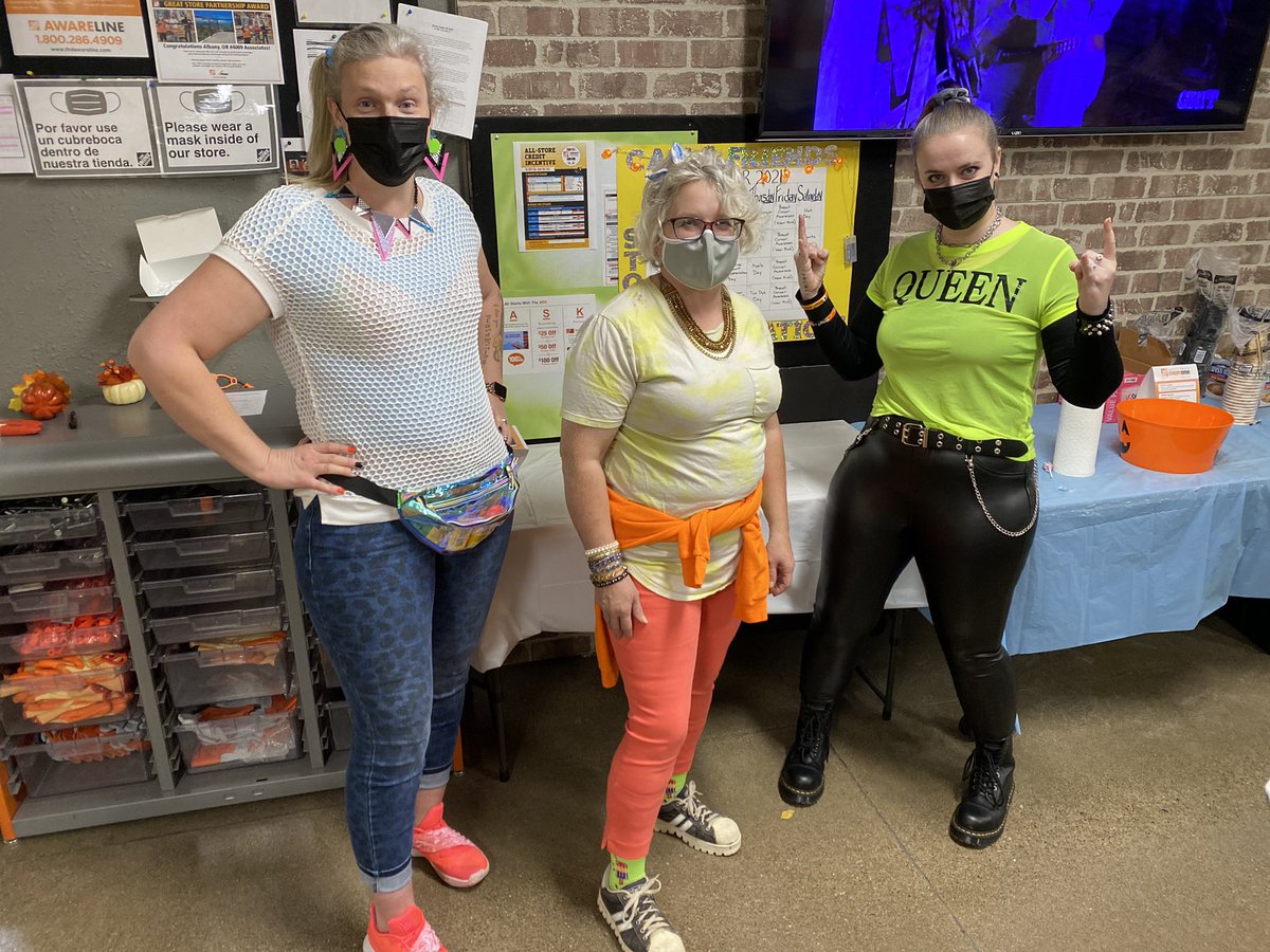EmilyWaverly's tweet photo. 80s day #140Strong4009 FES, ASDS, SDS We’ve got SPIRIT, yes we do!! We’ve got SPIRIT, how ‘bout YOU!!?? https://t.co/LWwpGO71RT