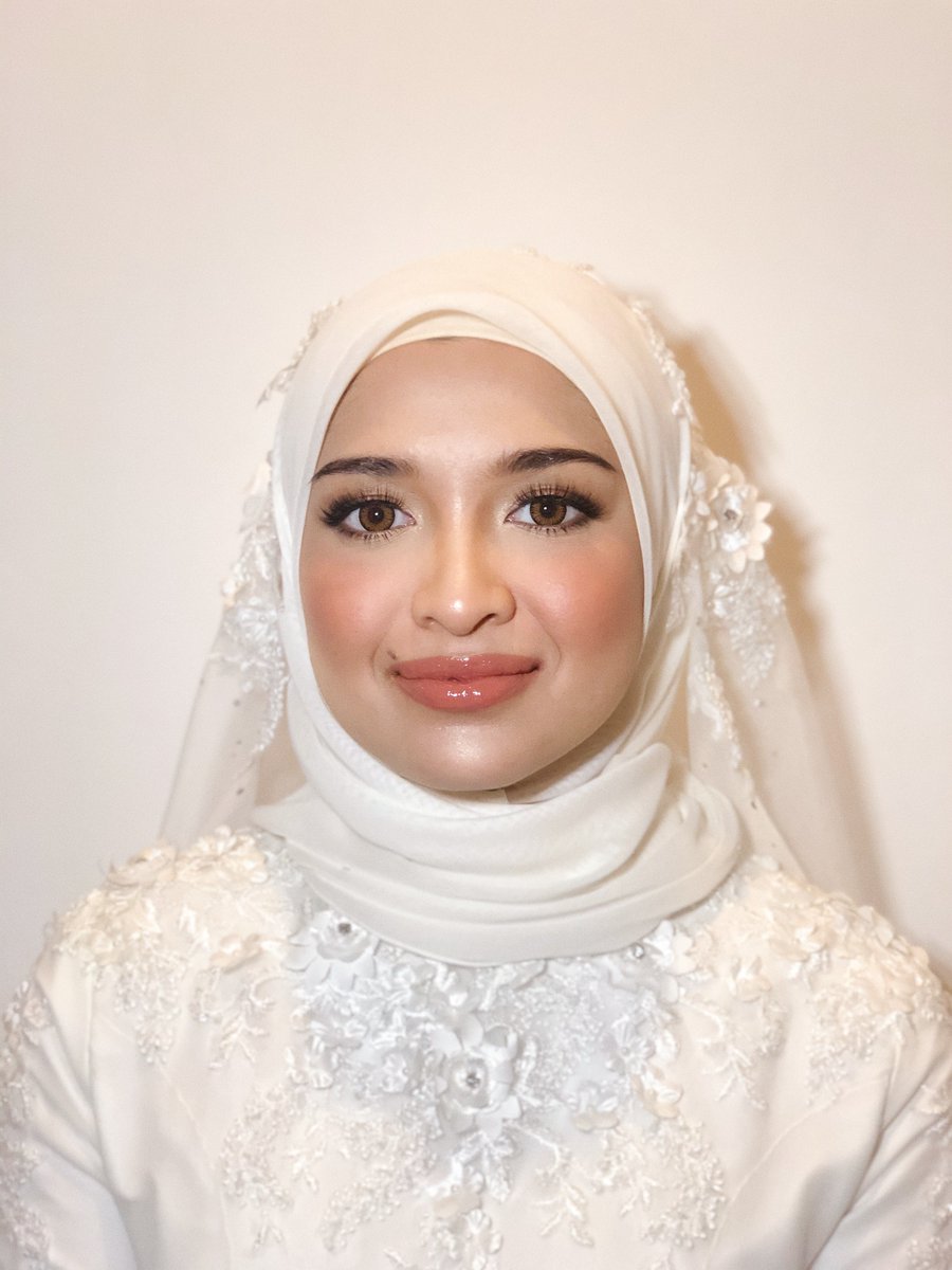 attyusof's tweet photo. let me shamelessly tag myself first! Hi i'm Attyusof, a makeup artist that can travel ANYWHERE, very chatty and quick in applying makeup! search me on ig @attyusof 😊 https://t.co/nVA4FZimSf