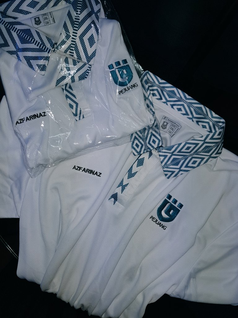 AzfarinazAmran's tweet photo. Yeayyyyy... Dah mendarat. Thank You sponsor 😘😘

Logo yang tak rasa malu nak pakai kat mana-mana pun. Hehehe. 

Logo sulam. Basuh sejuta kali pun tak hilang hehehe. https://t.co/qnkykKOv87