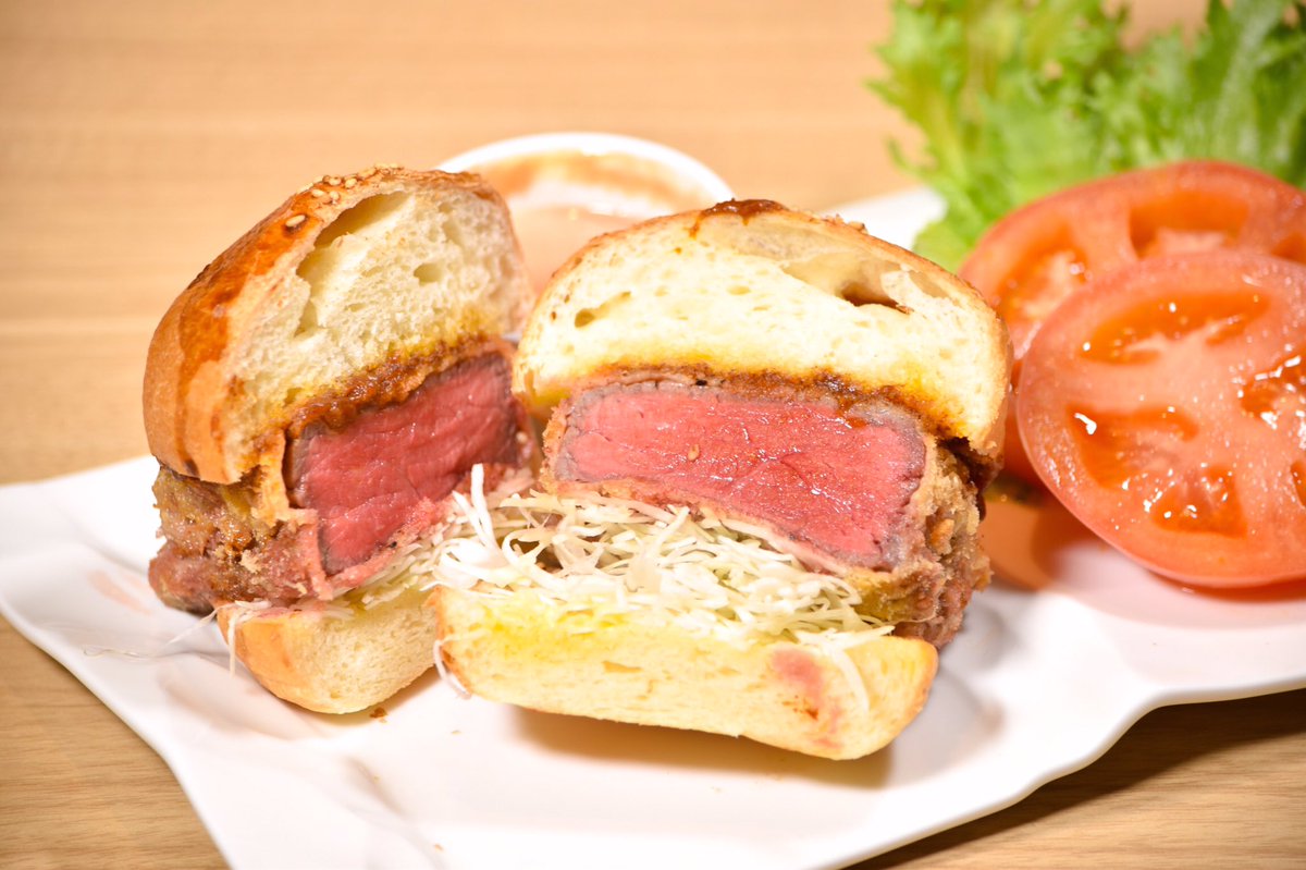 THESIX_SHIZUOKA's tweet photo. 静岡そだちを使った究極のハンバーガー!!
霜降り!肉厚!
数量限定です!
#thesixstadium #ハンバーガー #静岡そだち #ハンバーグ #ステーキ #パスタ #ピザ #パンケーキ #モンブラン #ドリプラ #strust https://t.co/KlGiz1w0Jf