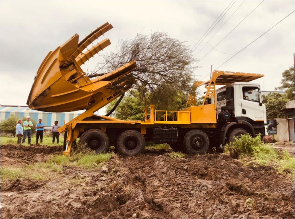 KamAvida's tweet photo. The KAM TRANSPLANTER is equipped with 4 spades that dig almost 6 feet under the root of the tree, catching hold of its rootball and ensuring a 99% chances of survival during transplanting. #kamavida #treetransplanter #bigjohn #plant #india https://t.co/tYJEs0JW6M