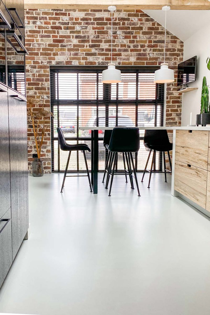 DroomHout's tweet photo. Mooie keukenrenovatie met fronten van fraké. En hoe te gek is dit? Wat een fijne sfeer en belichting heeft deze keuken nu. Bekijk alle foto's op https://t.co/g1EfejSGA5 #keukenrenovatie #keukeninspiratie #keuken #houtenkeuken #droomhout #binnenkijken #houtenfronten #keukenfronten https://t.co/o3ymWO9bcR