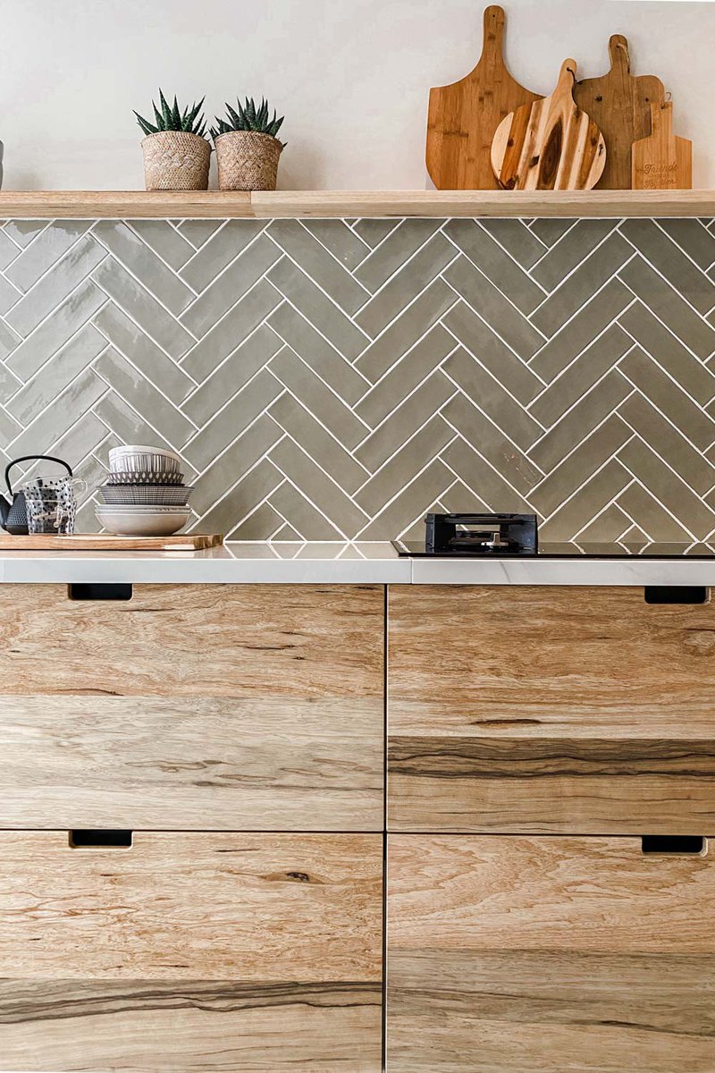 Mooie keukenrenovatie met fronten van fraké. En hoe te gek is dit? Wat een fijne sfeer en belichting heeft deze keuken nu. Bekijk alle foto's op droomhout.nl/blogs/nieuws/k… #keukenrenovatie #keukeninspiratie #keuken #houtenkeuken #droomhout #binnenkijken #houtenfronten #keukenfronten