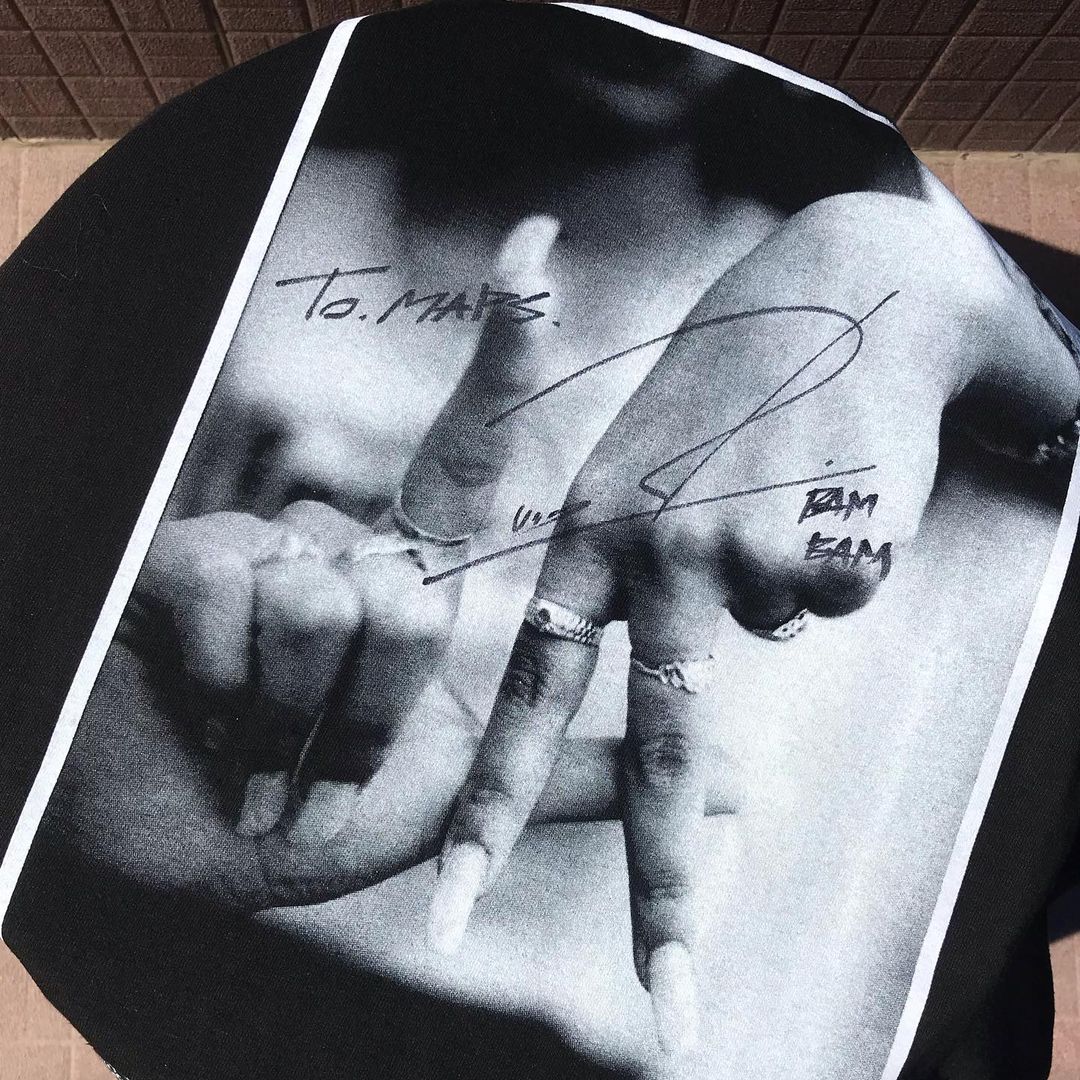 EVA_YVES's tweet photo. Lucky draw event #MAPSXBAMBAM

Get both A &amp; B Bambam covers, and leave a comment here. An impressive, condensed message that you’d like to tell Bambam! We select one person and give away Bambam’s autographed t-shirt. 

#BamBam #mapscover #mapsmagazine
#뱀뱀 @BamBam1A https://t.co/m9qoY3iNVX