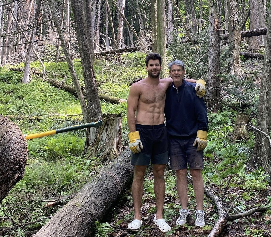 MereMere74's tweet photo. @edburn29 Forgot???  What!?Dudes got Abs,Axe,&amp; umm.. crocs.  
&amp; apparently a permanent rent free space @TheGarden https://t.co/tVoGgZS2zU