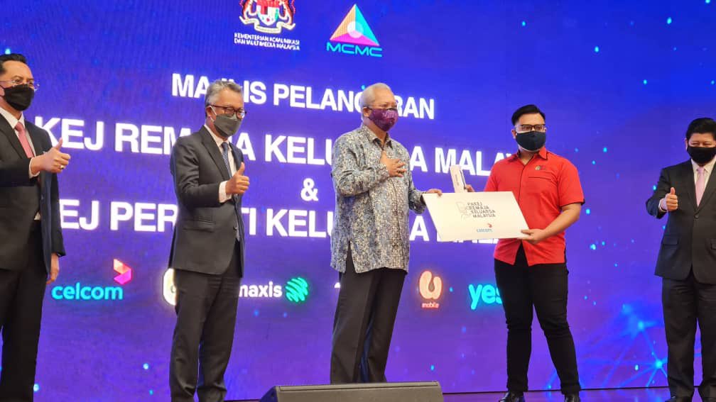 Celcom berbangga untuk membawakan Pakej Remaja Keluarga Malaysia &amp; Pakej Peranti Keluarga Malaysia, bersama industri bagi menyokong usaha @kkmm_gov &amp; <a href="/MCMC_RASMI/">MCMC</a> dalam memastikan kesalinghubungan inklusif untuk rakyat Malaysia. Terima kasih <a href="/AnnuarMusa/">Annuar Musa</a> atas inisiatif ini.
