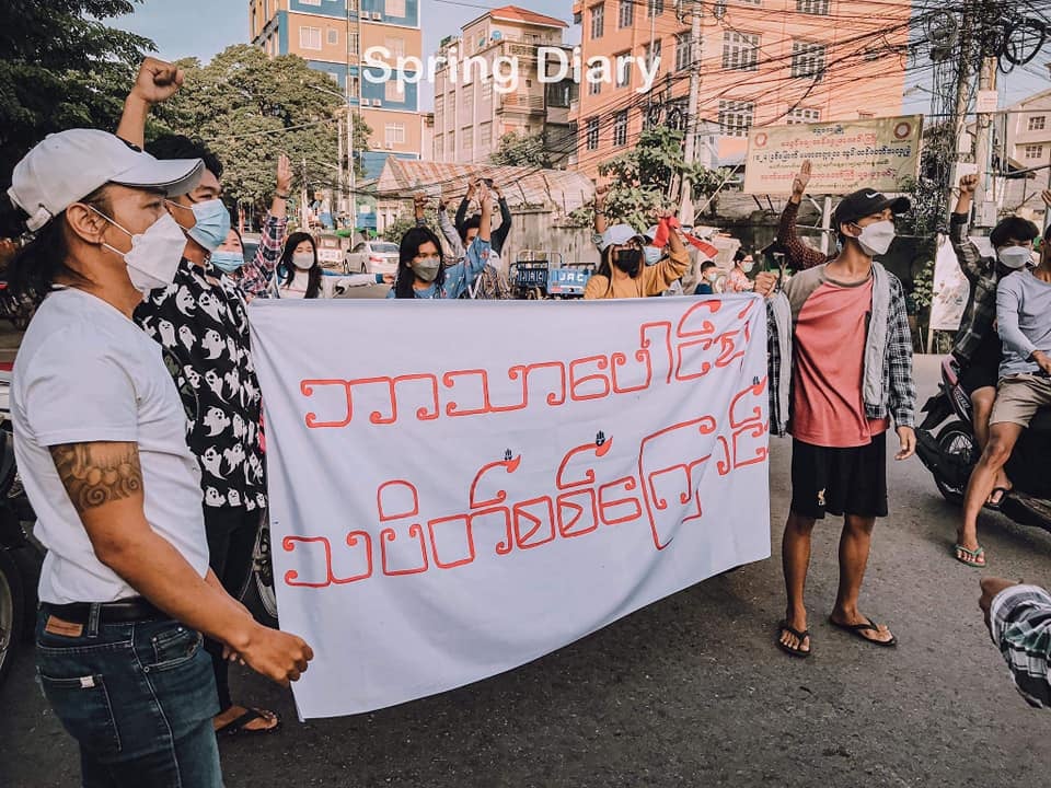 Residents of #Mandalay took the streets on Thursday and called for unity among different races and religions in resisting the regime. 
(Photo: Spring Diary) 
#WhatsHappeningInMyanmar