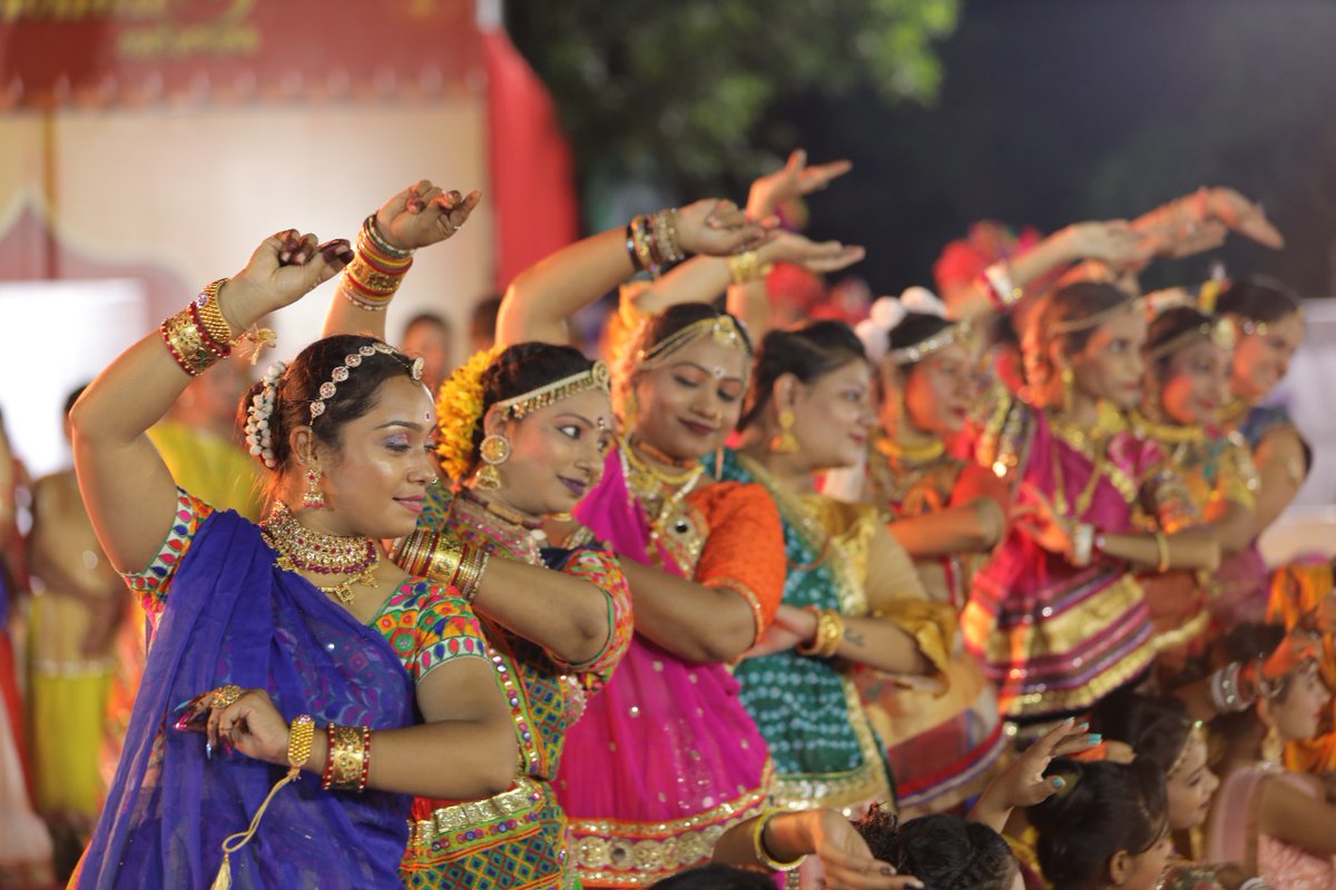 GujaratTourism's tweet photo. Glimpses from Yesterday's #MahaAartiMahotsav event from Kalika Mata Temple, Pavagadh. 

#GujaratTourism #Navratri2021 https://t.co/TL5N7wIr3H
