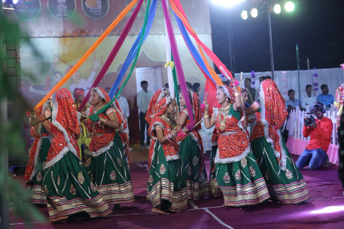 GujaratTourism's tweet photo. Glimpses from Yesterday's #MahaAartiMahotsav event from Kalika Mata Temple, Pavagadh. 

#GujaratTourism #Navratri2021 https://t.co/TL5N7wIr3H
