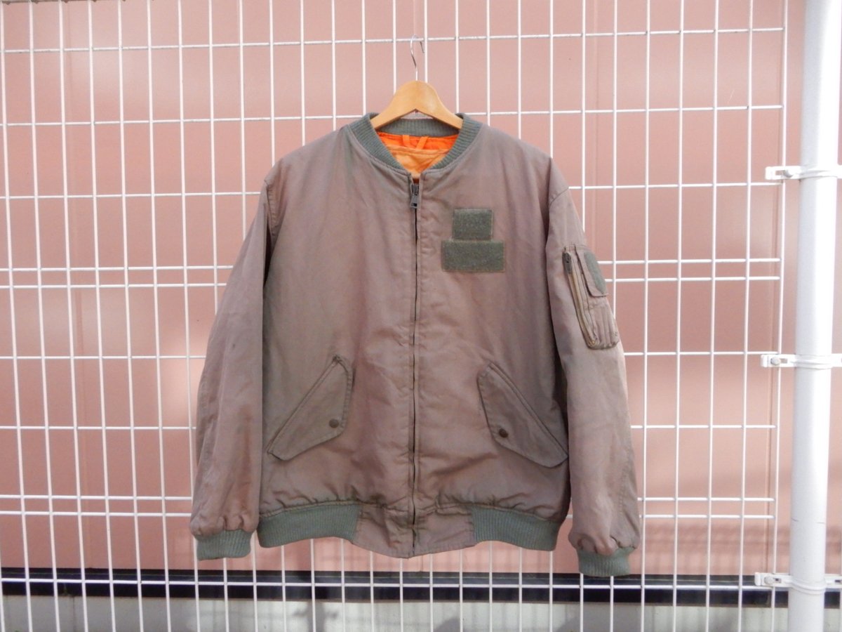 SQUATSHOP's tweet photo. [New arrival]
イタリア軍のL2Bジャケットが入荷しました

MA1と混同されますが、こちらはよりライトで軽く羽織れるフライトジャケットです

クセのないスタイリッシュなデザインなので、初めてのミリタリージャケットとしてオススメ！ https://t.co/W7L0EQn43j
