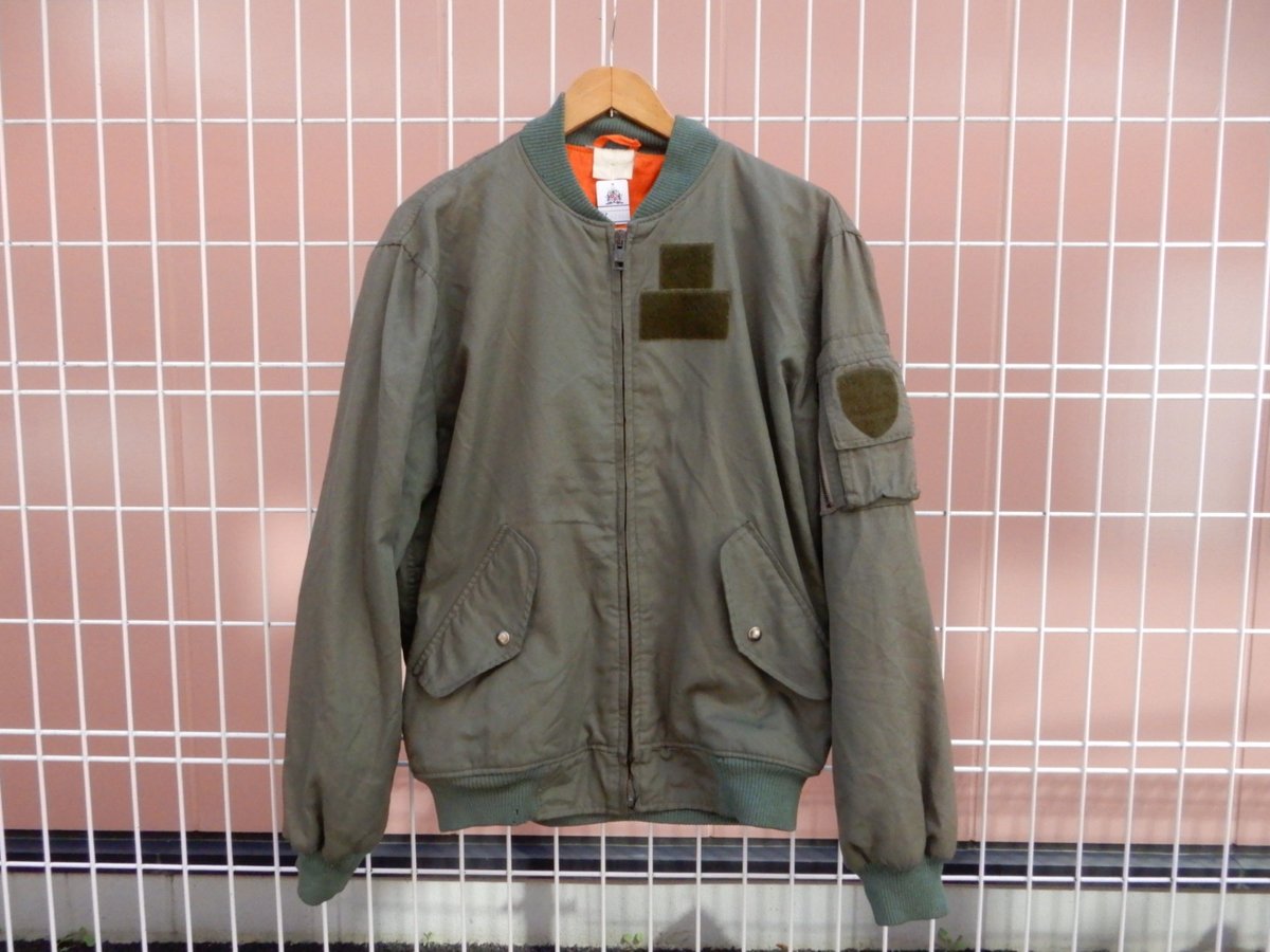 SQUATSHOP's tweet photo. [New arrival]
イタリア軍のL2Bジャケットが入荷しました

MA1と混同されますが、こちらはよりライトで軽く羽織れるフライトジャケットです

クセのないスタイリッシュなデザインなので、初めてのミリタリージャケットとしてオススメ！ https://t.co/W7L0EQn43j