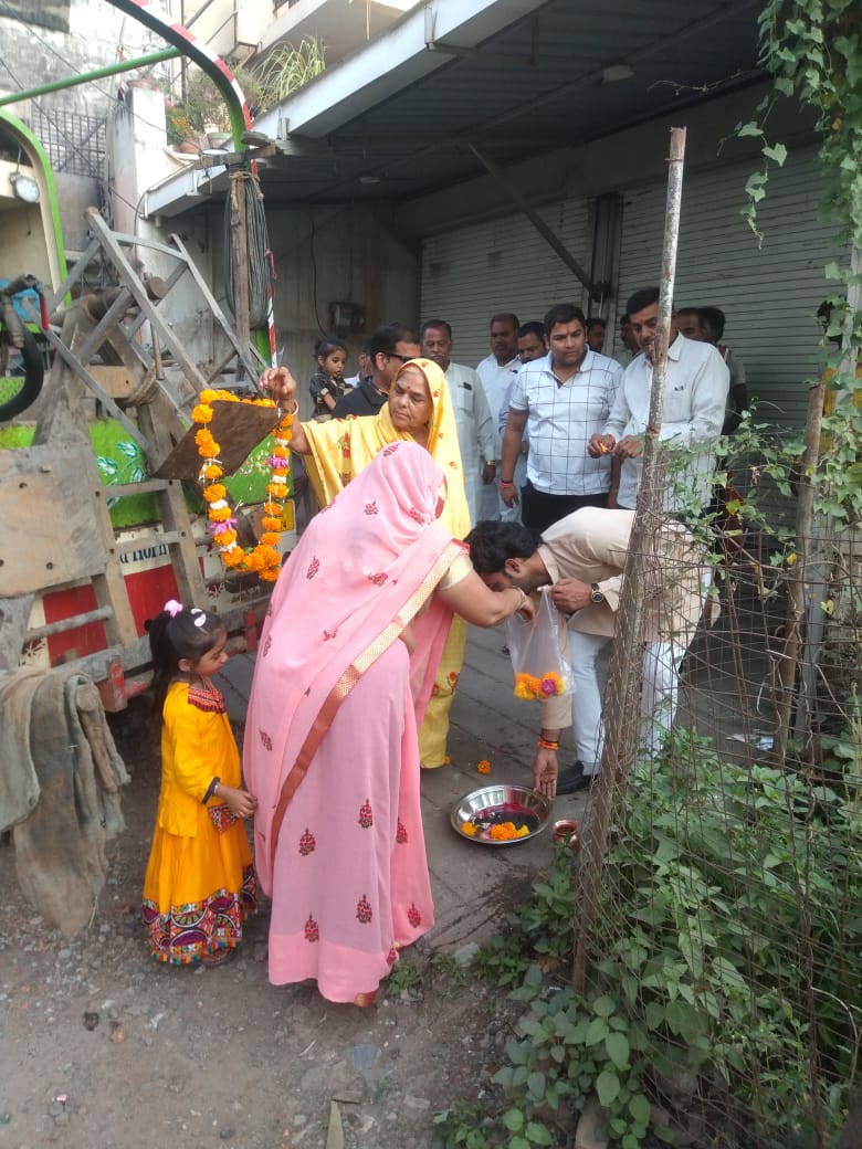 SanjayShukla_01's tweet photo. कल वार्ड क्रमांक 11 भागीरथपुरा में स्थानीय रहवासियो के साथ मेरे पुत्र सागर शुक्ला ने बोरिंग का भूमि पूजन किया। https://t.co/z6QCtmS6ox