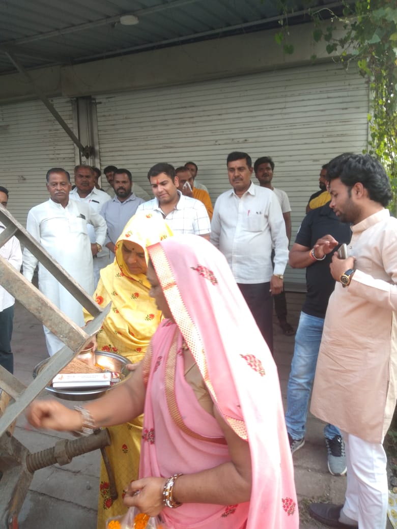 SanjayShukla_01's tweet photo. कल वार्ड क्रमांक 11 भागीरथपुरा में स्थानीय रहवासियो के साथ मेरे पुत्र सागर शुक्ला ने बोरिंग का भूमि पूजन किया। https://t.co/z6QCtmS6ox