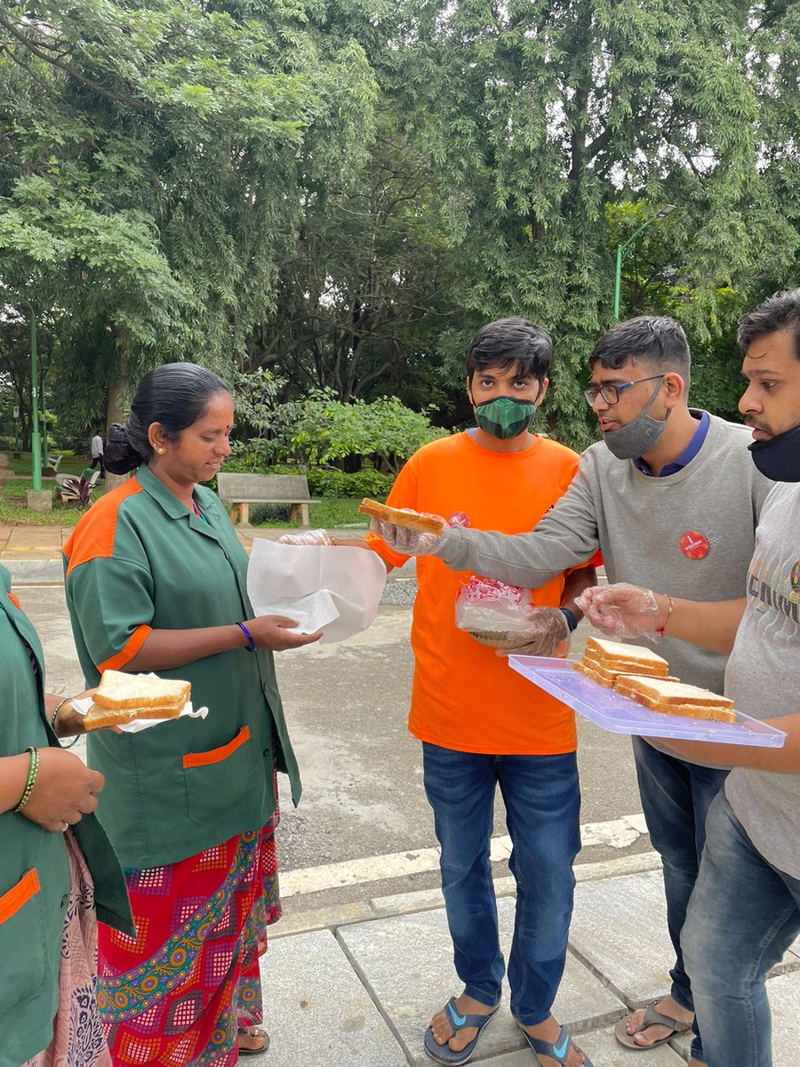 iVolunteerIndia's tweet photo. #DaanUtsav2021
To spread love &amp; smile amongst the #underprivileged communities, #iVolunteer organised #SevaSandwich activity in #Bangalore. Around 20 #volunteers participated &amp; made more than 300 sandwiches for distribution.

Joins us: https://t.co/xJKAxPE6tT

#ThursdayMotivation https://t.co/ddiGkTDttM