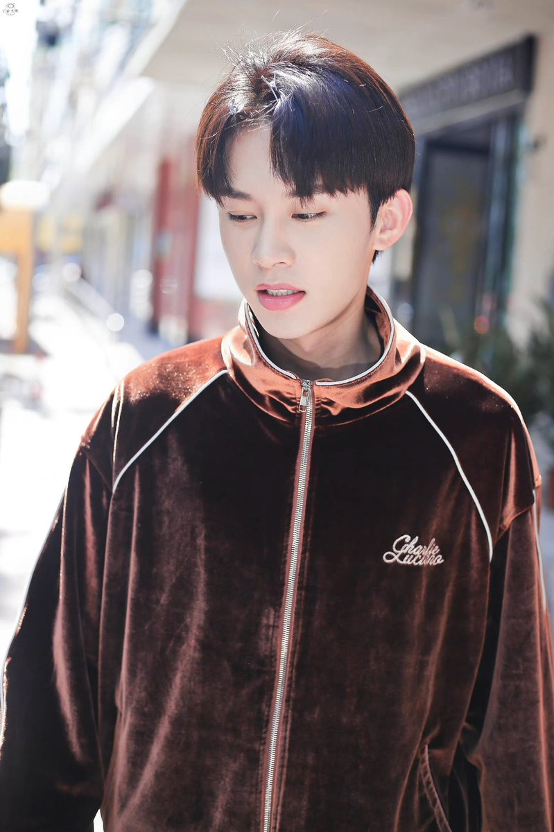 forjunyu's tweet photo. 211014 | off to work

cr. 宇宙大坝·陈俊宇

#ChenJunyu #陈俊宇 https://t.co/YxlwQcKjPL
