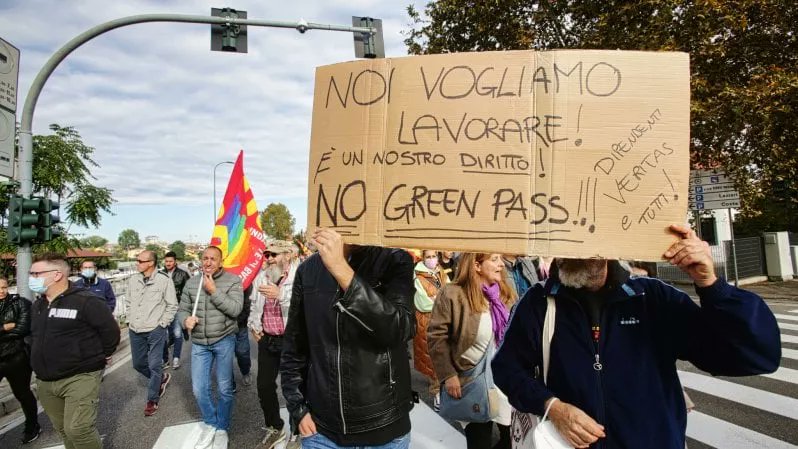 AndreaLompio53's tweet photo. Si può essere più stupidi?
Se c'è un modo perfetto, sicuro, efficace per lavorare tranquillamente, guadagnare, produrre, aiutare famiglia e Paese è proprio #vaccinarsi dotarsi di #greenpass
I #babbioni sono da sempre la preda preferita dei furfanti manipolatori. https://t.co/uryhgJr7KU