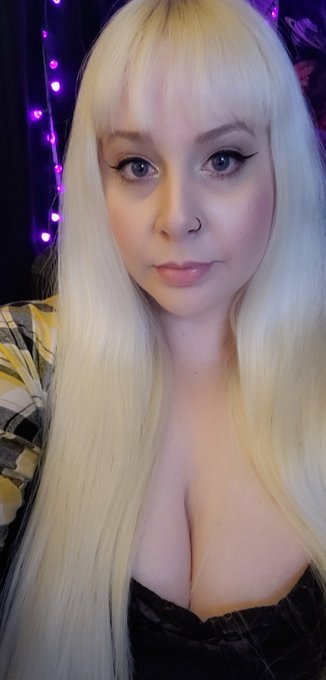 My Onlyfans is $3 for the rest of the month 🎃 https://t.co/3EMac8gxP4 https://t.co/Kab7bKK8kV