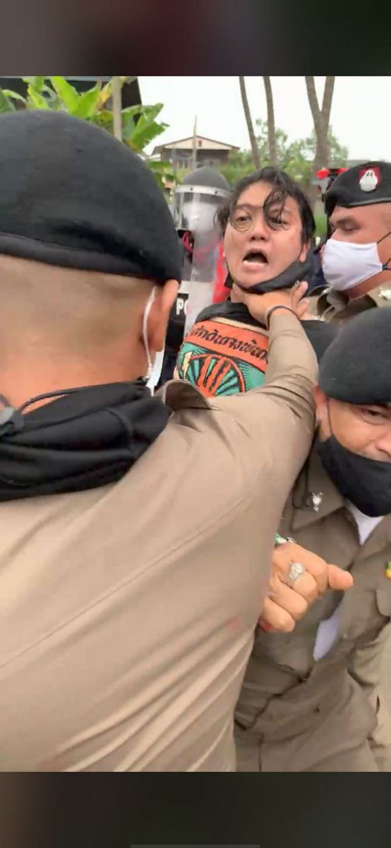 วินาทีที่เจ้าหน้าที่รัฐบีบคอประชาชน
เหตุเกิดที่ขอนแก่น ในกิจกรรม #ม็อบ14ตุลา ราษฏรขอนแก่นต้อนรับ #ประวิตร

ขอบคุณภาพจากเพจ KKC