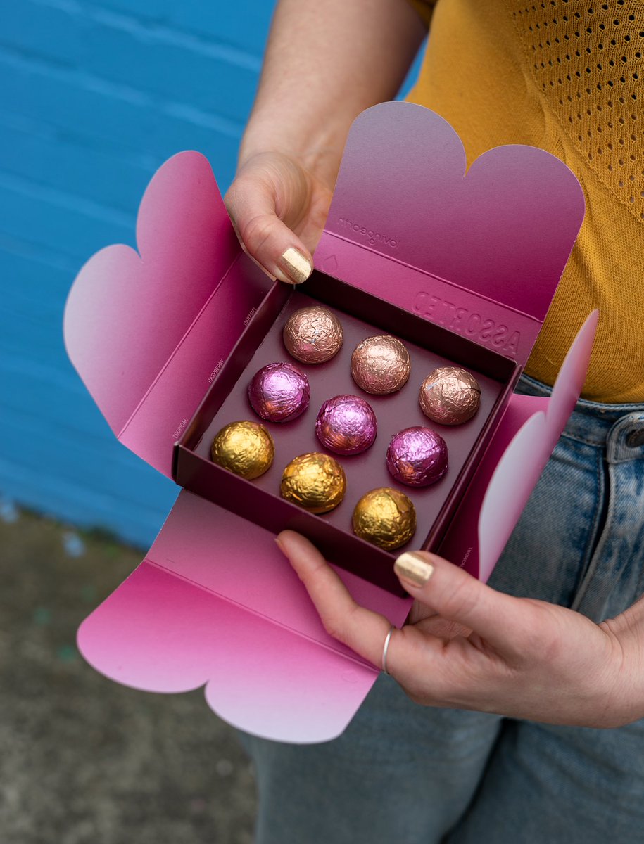 Seasonal sparkle coming in hot! 🔥✨✨✨✨...is it really that time already? 👀  Looking forward to spreading the festive love this season with a brand new gorgeous gift box of Assorted Bonbons. Melt-in-your-mouth chocolate balls filled with smooth centres. #veganchocolate