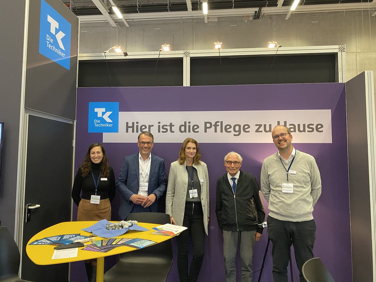 TK_Presse's tweet photo. Tag 2 in Berlin. Mit weiteren spannenden Diskussionen geht der #Pflegetag in die nächste Runde. Die TK ist an Stand 20 vor Ort, hier geht’s zu den Ausstellern: https://t.co/muHpCgLOSJ #dpt21 https://t.co/bBNZVkBMMN