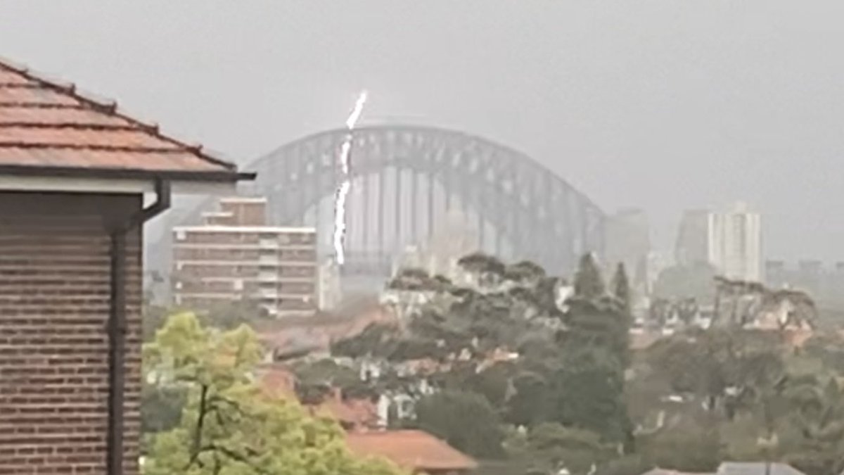 marcdodd's tweet photo. Cracker of a storm brewing over Sydney just now @9NewsSyd https://t.co/JZEwgP0dww