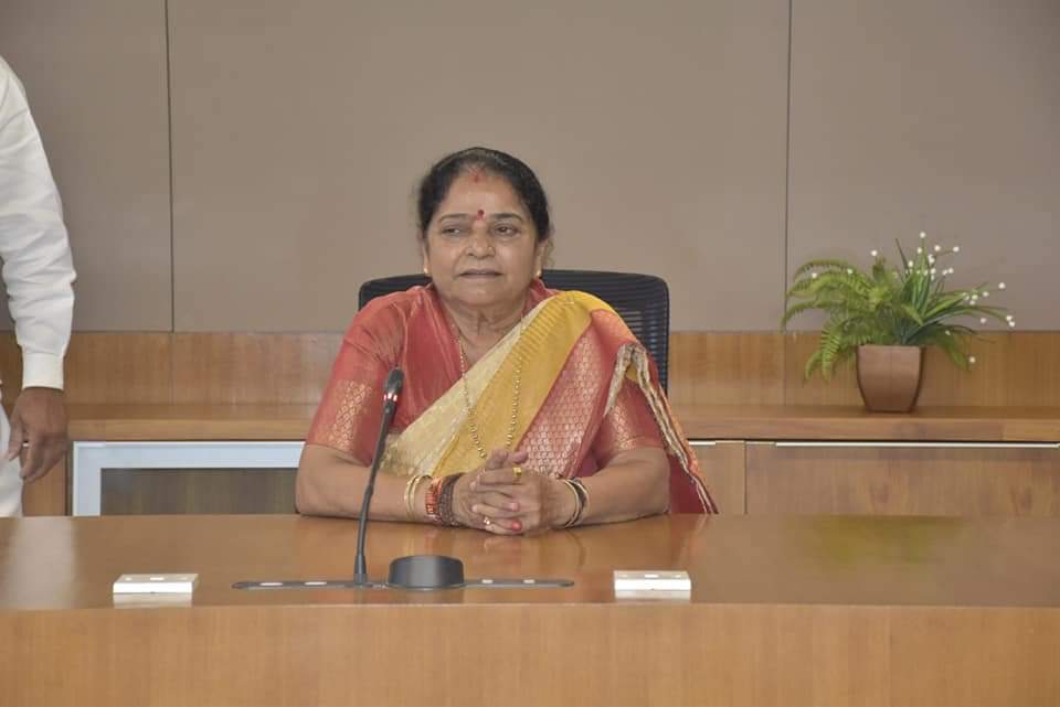 Nimaben_BJP's tweet photo. ગઈ કાલે દુર્ગાષ્ટમી ના પાવન દિવસ પર ગુજરાત વિધાનસભા સચિવાલયની મહિલા અધિકારીઓ અને કર્મચારીઓ સાથે શુભેચ્છા મુલાક���ત કરી, ત્યારે વિધાનસભાની કાર્યપ્રણાલીમાં તથા વિકાસમાં મહિલાઓના સરાહનીય યોગદાન અને તેમની કર્તવ્યનિષ્ઠાન�� બિરદાવી, સૌને વધુને વધુ પ્રગતિની શુભકામનાઓ પાઠવી. https://t.co/GzkQjUCU1R