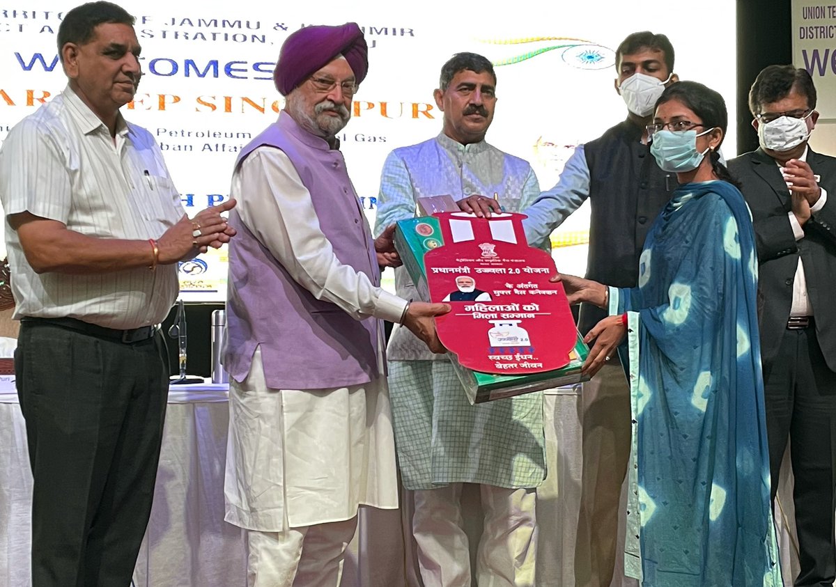 The mission of spreading smiles & happiness continues.
Very happy to provide Ujjwala connections to my sisters in Jammu under #PMUjjwala2 Scheme.
8 crore beneficiaries have already received gas connections under #Ujjwala. Now the scheme is reaching out to #OneCroreMore kitchens.