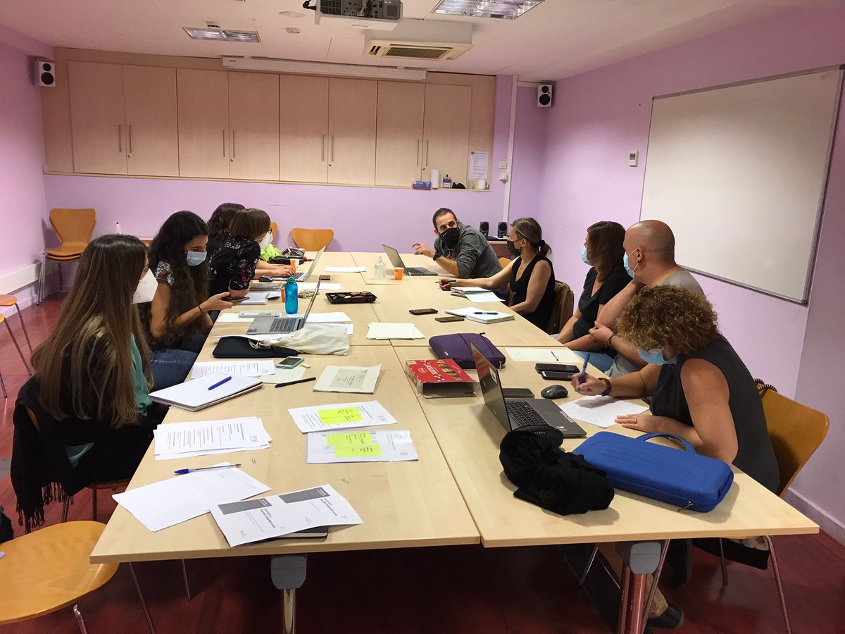 xapsllb's tweet photo. 👉Avui ens hem reunit la #comissiópermanent de la #XAPSLL . Hem preparat la propera plenària i posat al dia de la gran feina que fem les comissions i els grups de treball.
Feina en xarxa i compartir coneixements, la clau 🔑 d'una bona reunió. https://t.co/1hAfHLU5zE